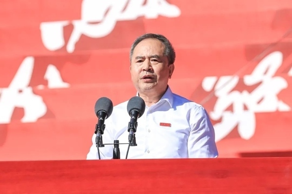 中國(guó)科學(xué)院院士、大連理工大學(xué)校長(zhǎng)賈振元在2024級(jí)新生開學(xué)典禮上致辭。校方供圖