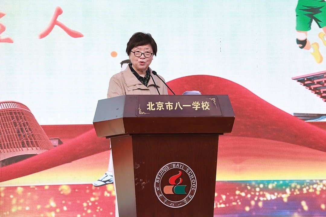 蘇東林院士講授開(kāi)學(xué)第一課。校方供圖