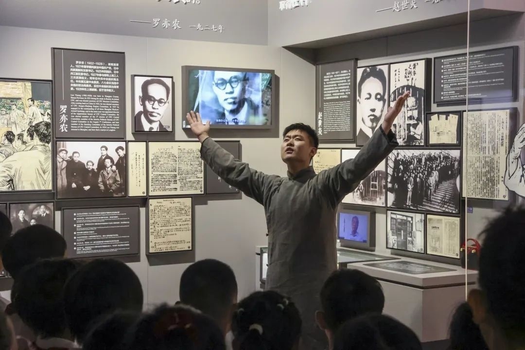 勞模身穿長袍再現(xiàn)烈士事跡。徐匯區(qū)總工會供圖