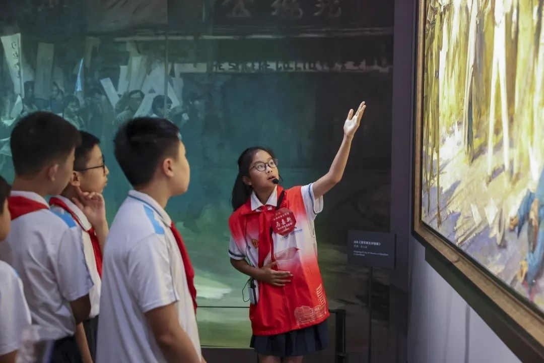 同學們觀賞不同革命場景及烈士形象的藝術(shù)作品。徐匯區(qū)總工會供圖
