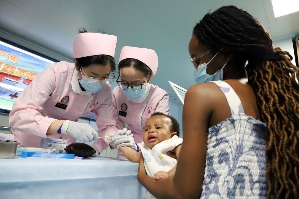 2024年8月12日，中國海軍“和平方舟”號醫(yī)院船在莫桑比克馬普托開展醫(yī)療服務(wù)。