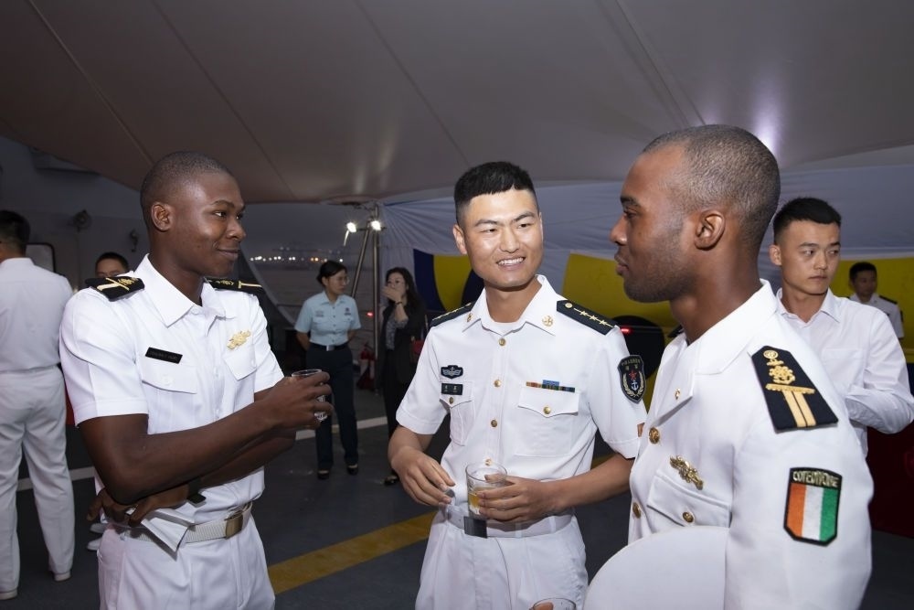 2023年6月25日，中國和科特迪瓦雙方官兵在南寧艦舉辦的甲板招待會(huì)上交流。中國海軍第43批護(hù)航編隊(duì)22日抵達(dá)科特迪瓦經(jīng)濟(jì)首都阿比讓，開始對科特迪瓦為期4天的友好訪問。