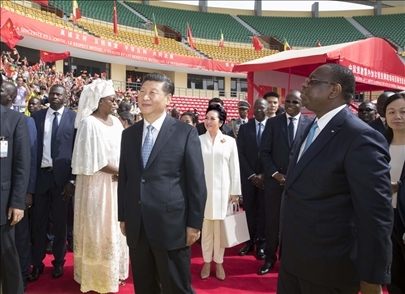 2018年7月22日，國(guó)家主席習(xí)近平在達(dá)喀爾同時(shí)任塞內(nèi)加爾總統(tǒng)薩勒共同出席塞內(nèi)加爾競(jìng)技摔跤場(chǎng)項(xiàng)目移交儀式。新華社記者 王曄 攝