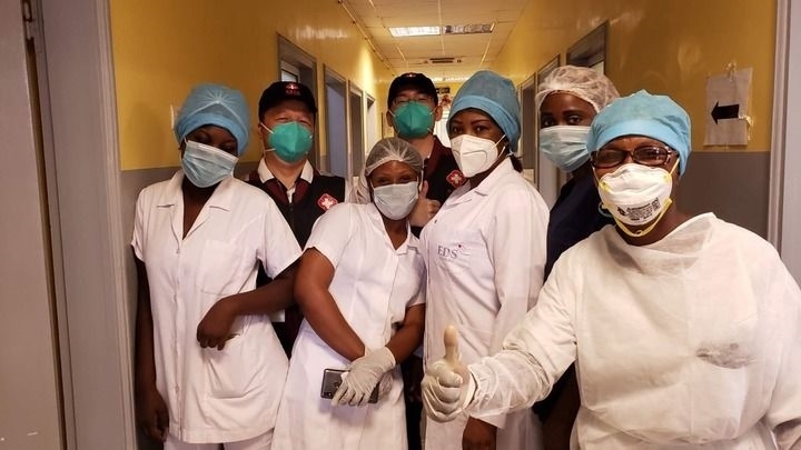 2020年5月26日，中國(guó)抗疫醫(yī)療專家組在剛果（布）首都布拉柴維爾指導(dǎo)新冠肺炎病房建設(shè)時(shí)，與當(dāng)?shù)匾痪€醫(yī)務(wù)人員合影。新華社發(fā)