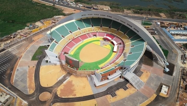 這是2018年7月18日在塞內(nèi)加爾首都達(dá)喀爾航拍的中國(guó)援建的塞內(nèi)加爾競(jìng)技摔跤場(chǎng)。新華社記者 呂帥 攝