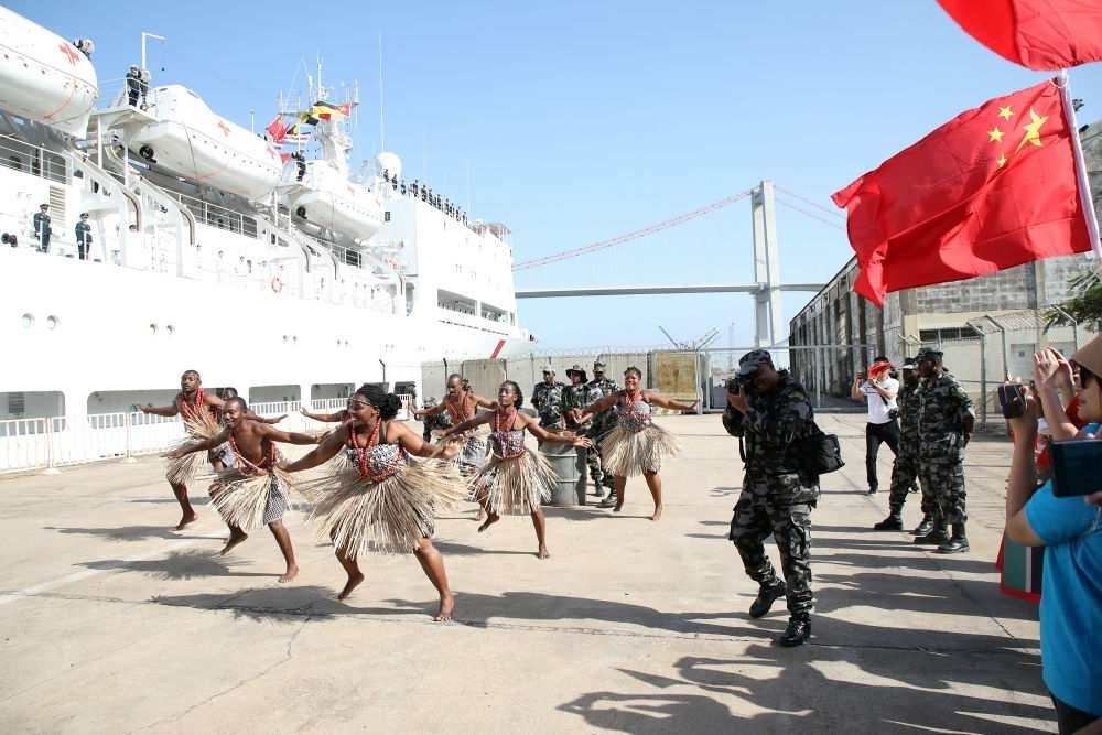 2024年8月16日，在莫桑比克馬普托港，當(dāng)?shù)匮輪T表演舞蹈，歡送中國海軍“和平方舟”號醫(yī)院船。