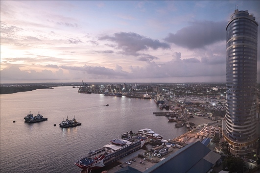 這是2023年12月29日拍攝的日出時(shí)分的坦桑尼亞達(dá)累斯薩拉姆港。新華社記者 王冠森 攝