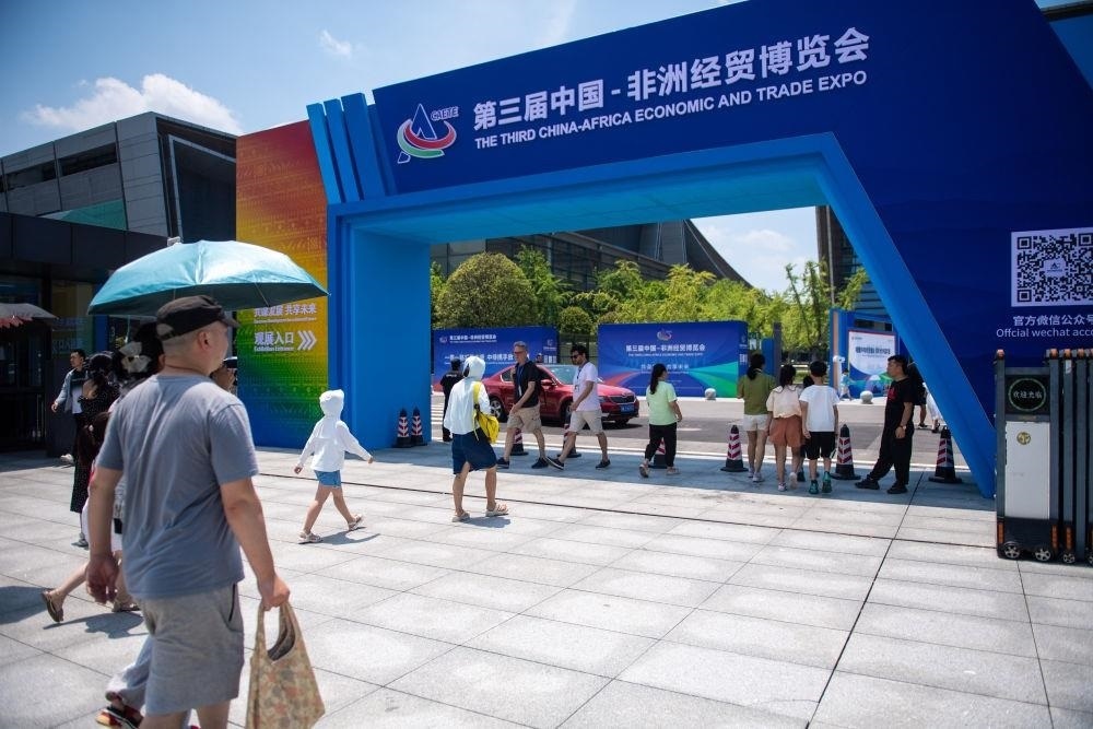 △2023年7月，在湖南長沙國際會展中心，觀眾進入中非經貿博覽會展會現(xiàn)場。