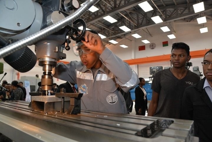 2024年4月26日，在馬達(dá)加斯加首都塔那那利佛，塔那那利佛大學(xué)理工學(xué)院的學(xué)生在魯班工坊操作設(shè)備。新華社發(fā)（西塔卡·拉喬納里松攝）