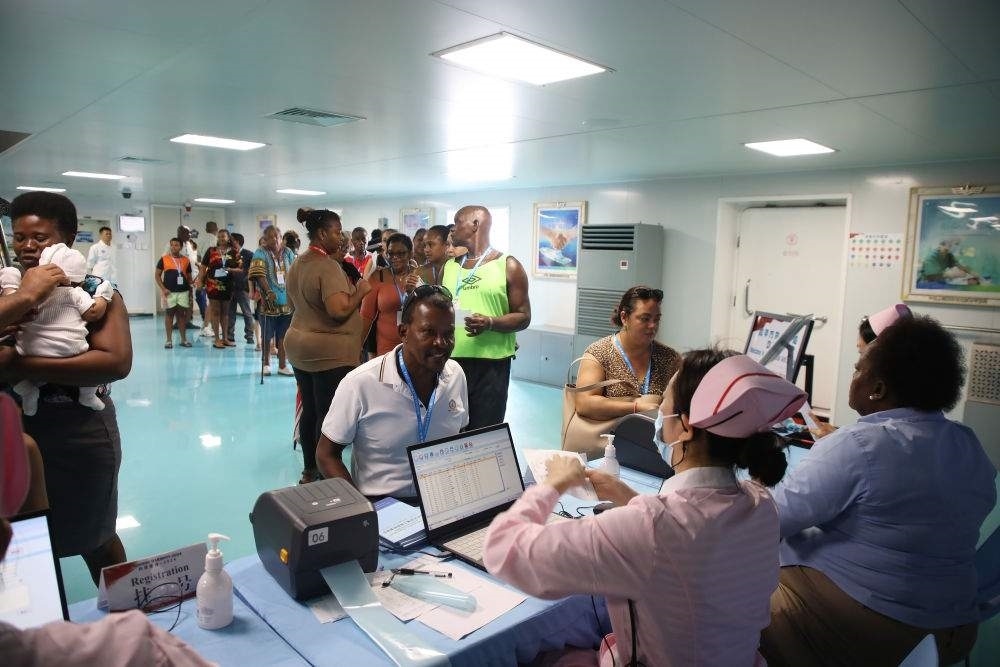 2024年7月8日，塞舌爾民眾在中國海軍“和平方舟”號醫(yī)院船上排隊(duì)就診。