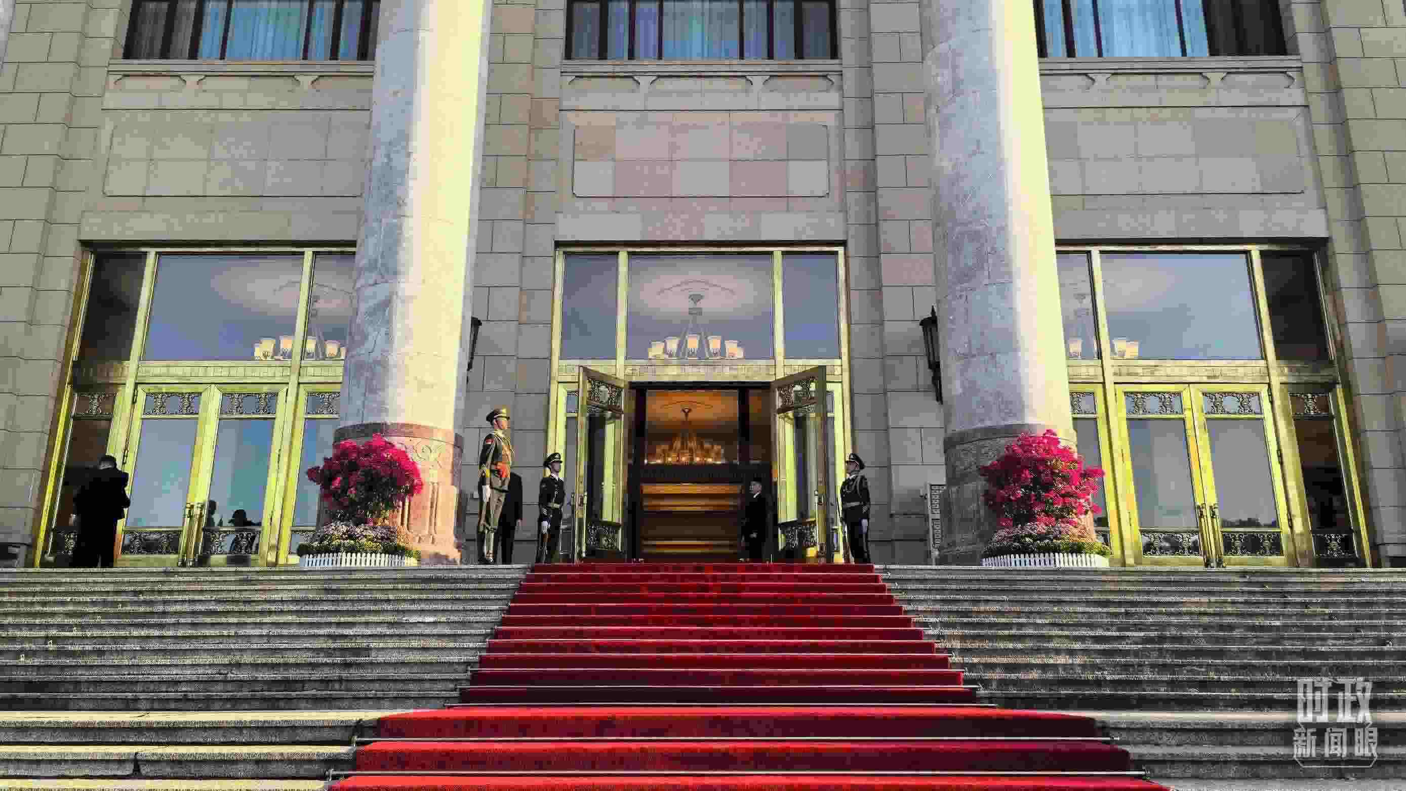 △人民大會(huì)堂外，禮兵列隊(duì)迎接貴賓。（總臺(tái)央視記者陸泓宇拍攝）