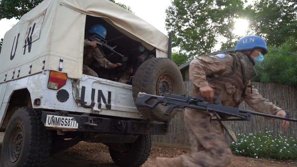 2022年7月27日，中國第八批赴南蘇丹（朱巴）維和步兵營百人防暴隊(duì)抵達(dá)預(yù)定區(qū)域，進(jìn)行綜合防衛(wèi)演練。針對南蘇丹社會(huì)安全問題及近期在剛果（金）東部地區(qū)發(fā)生的針對聯(lián)合國剛果（金）穩(wěn)定特派團(tuán)的抗議示威活動(dòng)，中國第八批赴南蘇丹（朱巴）維和步兵營于日前組織UN HOUSE（聯(lián)合國之家）綜合防衛(wèi)演練，以應(yīng)對可能出現(xiàn)的難民涌入、營門遇襲、暴恐威脅等突發(fā)情況。