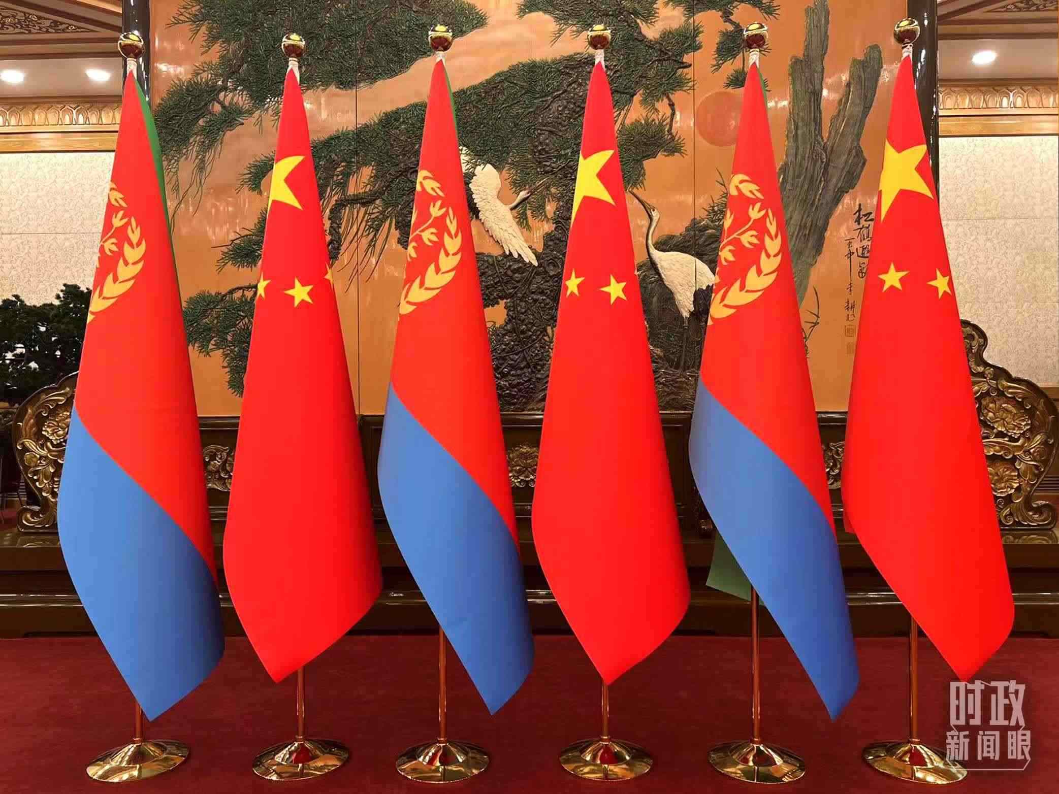 △會(huì)見(jiàn)現(xiàn)場(chǎng)擺放的中國(guó)和厄立特里亞兩國(guó)國(guó)旗。（總臺(tái)央視記者趙婷拍攝）