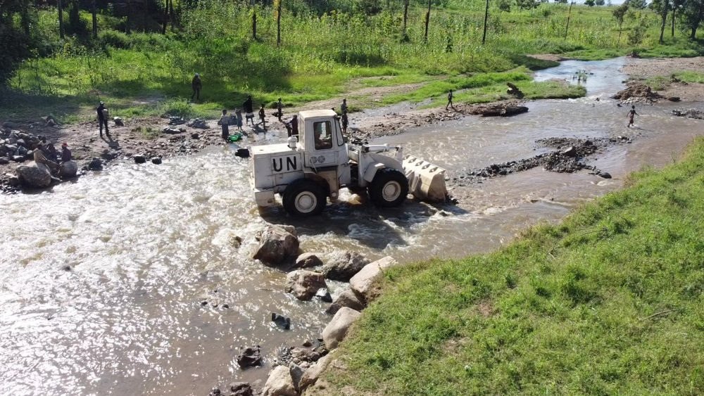 2023年6月7日，在剛果（金）南基伍省卡萊亥地區(qū)，中國第26批赴剛果（金）維和工兵分隊(duì)官兵進(jìn)行施工作業(yè)。