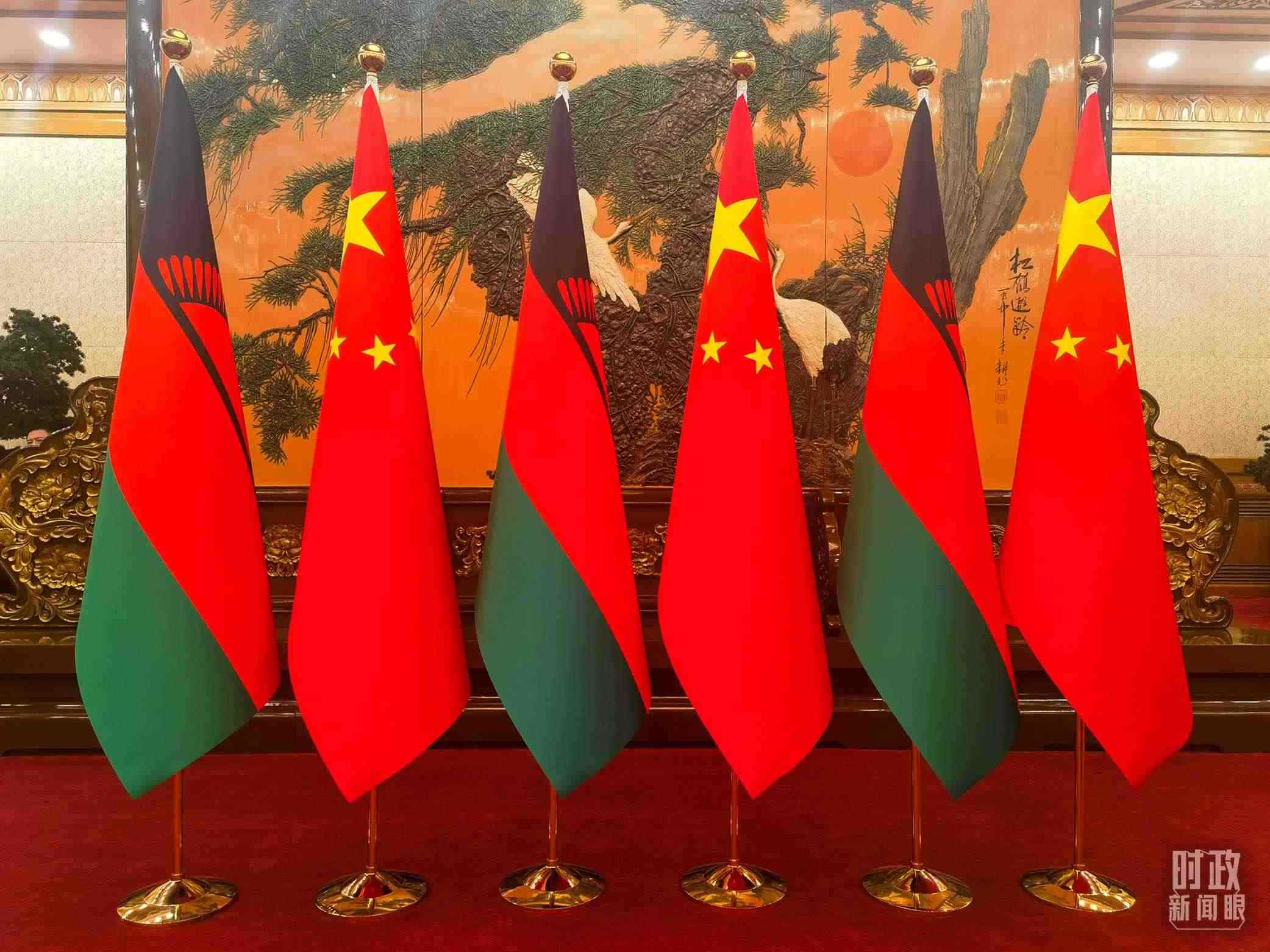 △中國和馬拉維國旗。（總臺(tái)央視記者陳曦拍攝）