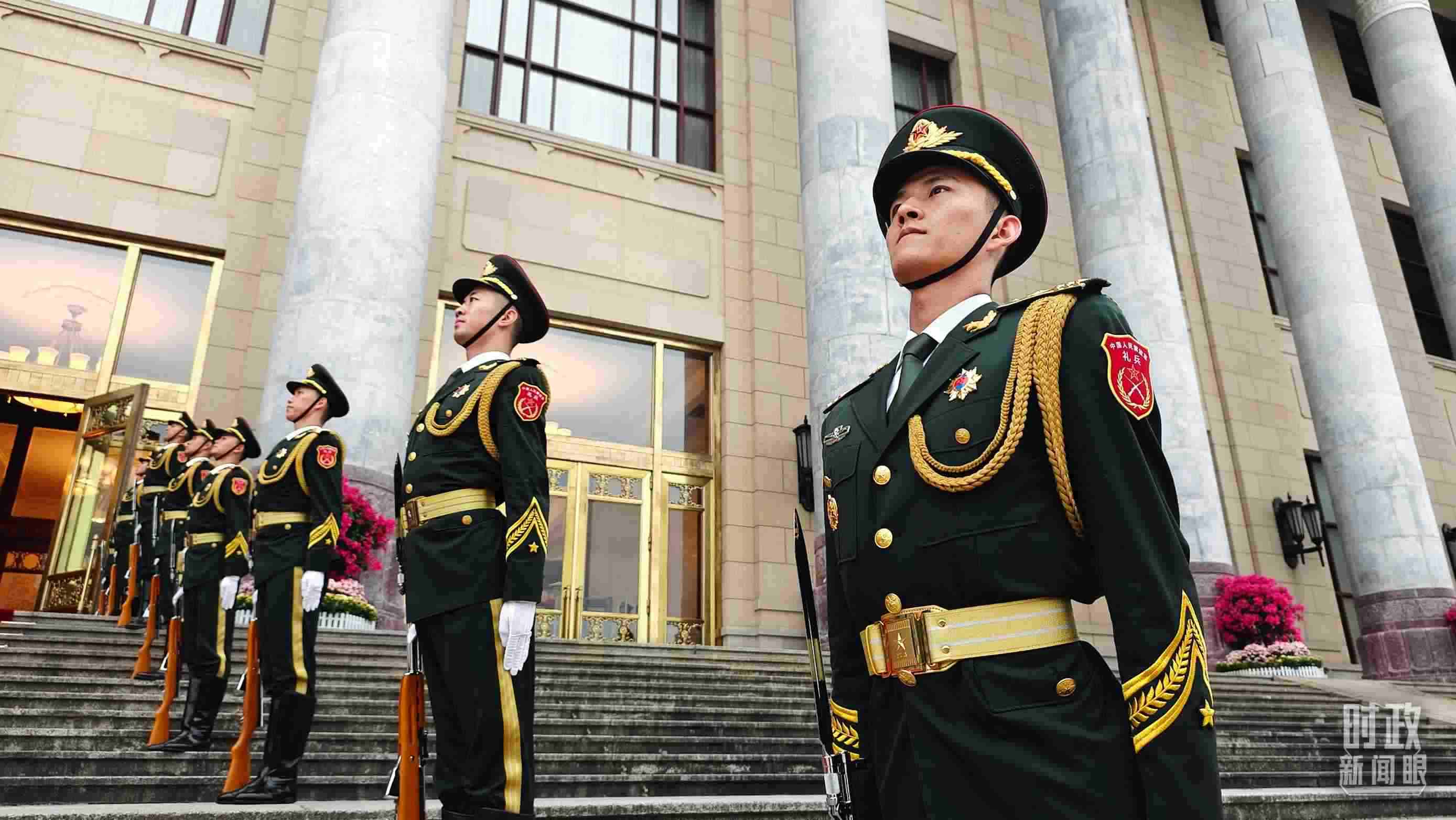  △人民大會(huì)堂外，禮兵列隊(duì)歡迎外國領(lǐng)導(dǎo)人。（總臺(tái)央視記者韓銳拍攝）