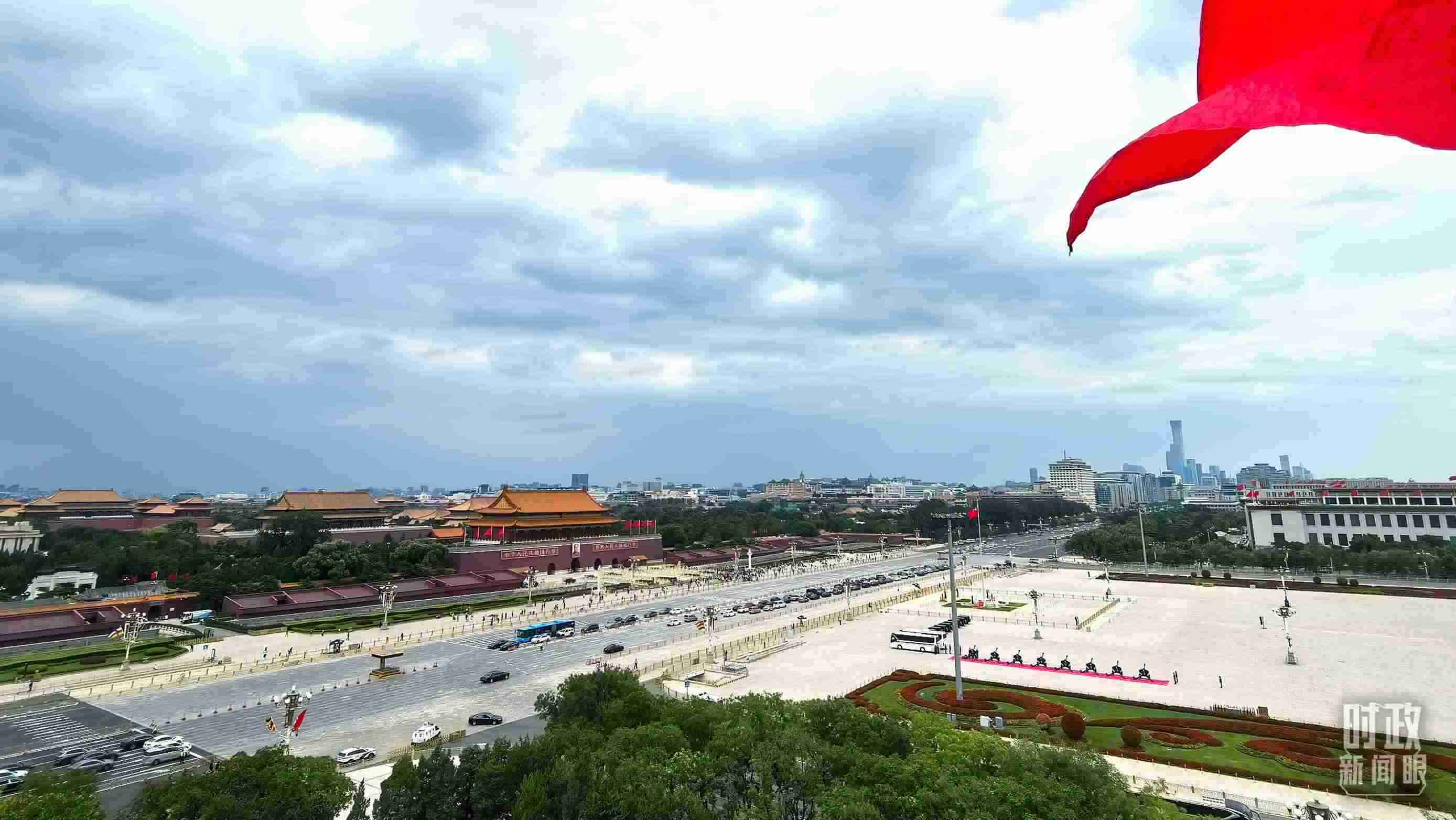 △北京長安街兩側(cè)懸掛中非合作論壇成員旗幟。（總臺(tái)央視記者張垚拍攝）