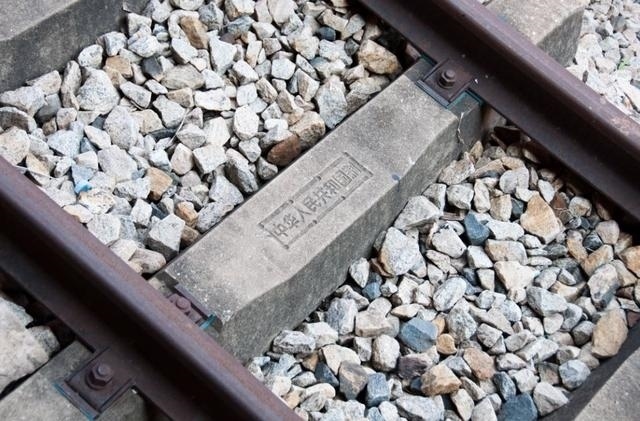 坦贊鐵路鋼筋混凝土軌枕上的“中華人民共和國制”字樣清晰可辨。