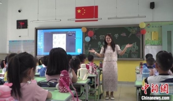 圖為衡水市新苑小學(xué)，老師正在給學(xué)生講開學(xué)第一課的內(nèi)容。王天祥 攝