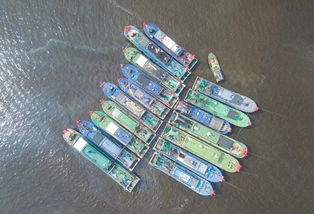 9月4日，船只在海南省海口市新港碼頭?？勘茱L(fēng)（無人機照片）。新華社記者 蒲曉旭 攝