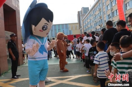 圖為衡水市新苑小學(xué)，老師穿上玩偶服裝歡迎新生入學(xué)。王天祥 攝