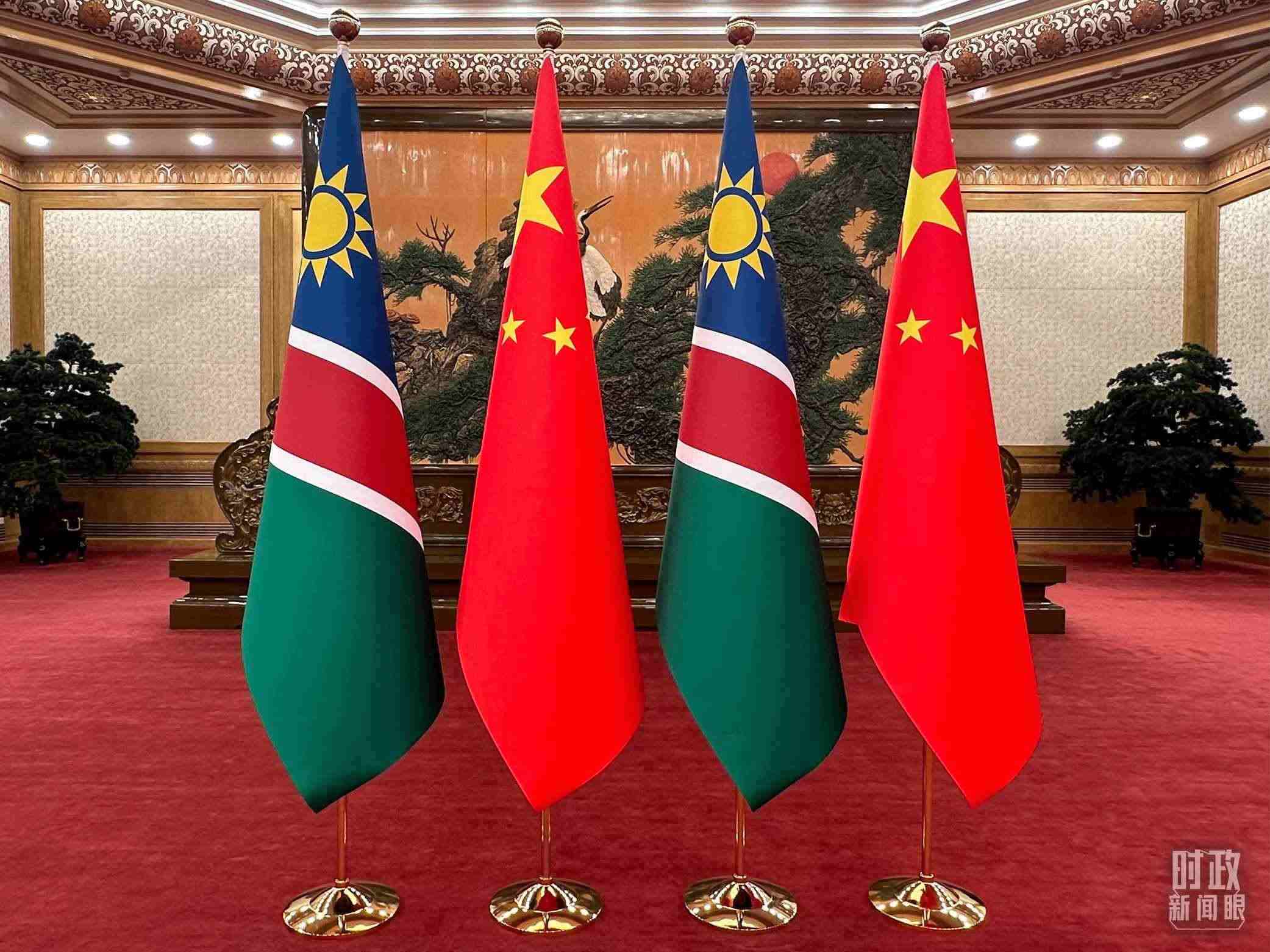  △雙邊會見現(xiàn)場的中國和納米比亞國旗。（總臺央視記者范一鳴拍攝）
