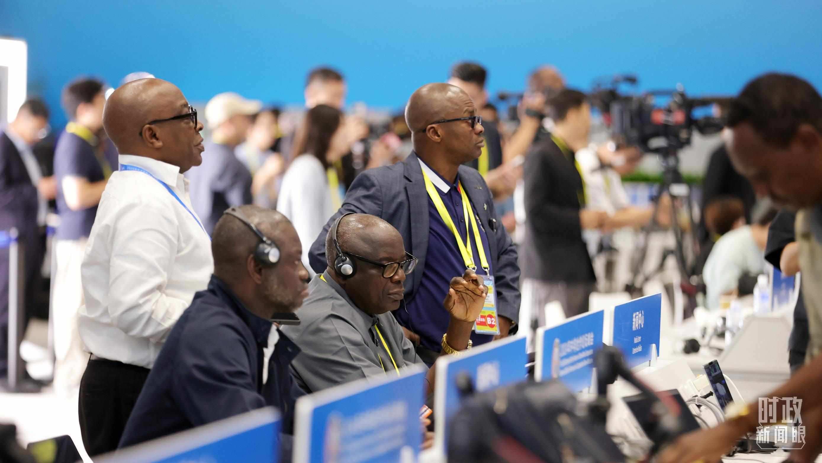  △媒體記者在人民大會堂和新聞中心參與峰會報道。（總臺央視記者范一鳴、魏幫軍拍攝）