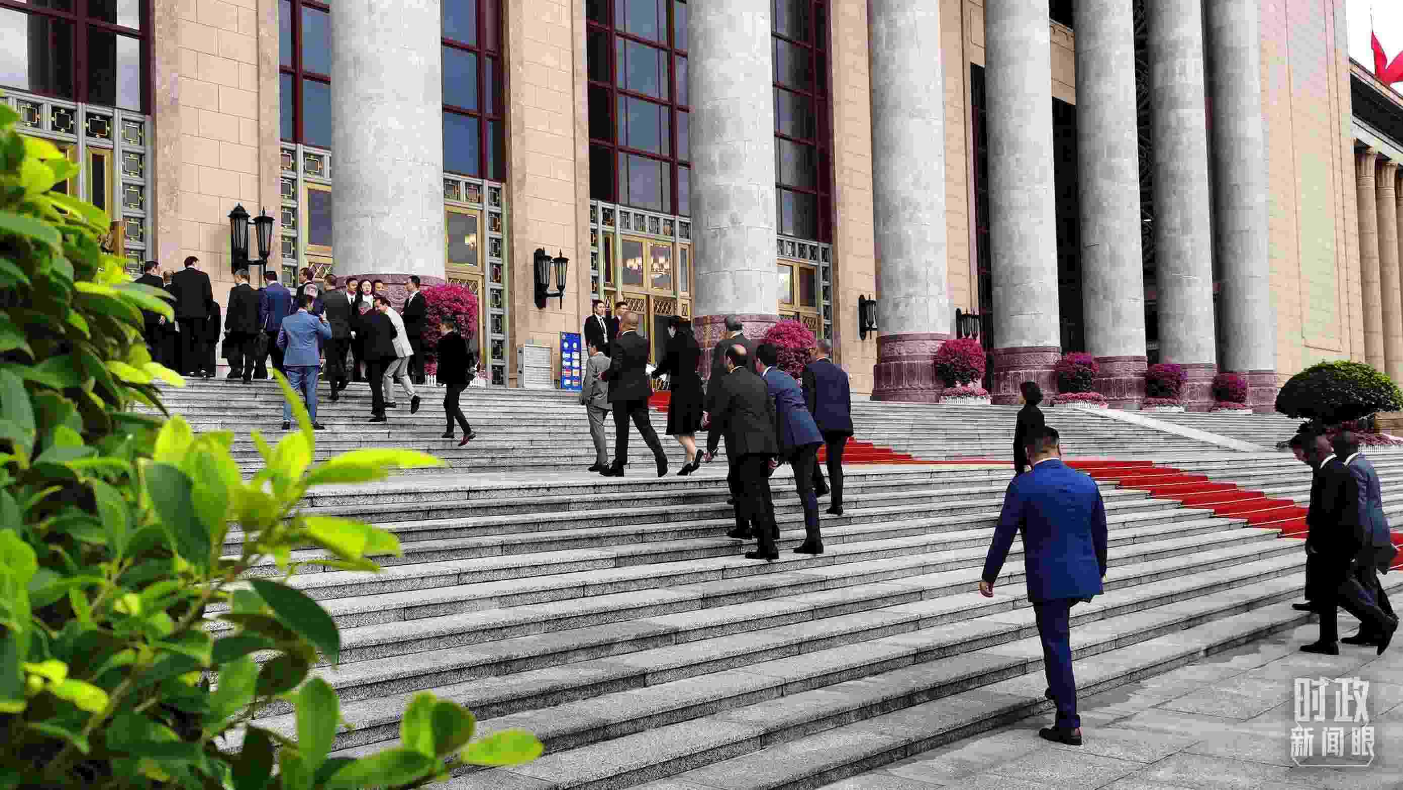  △與會者正在步入會場。（總臺央視記者郭鴻拍攝）