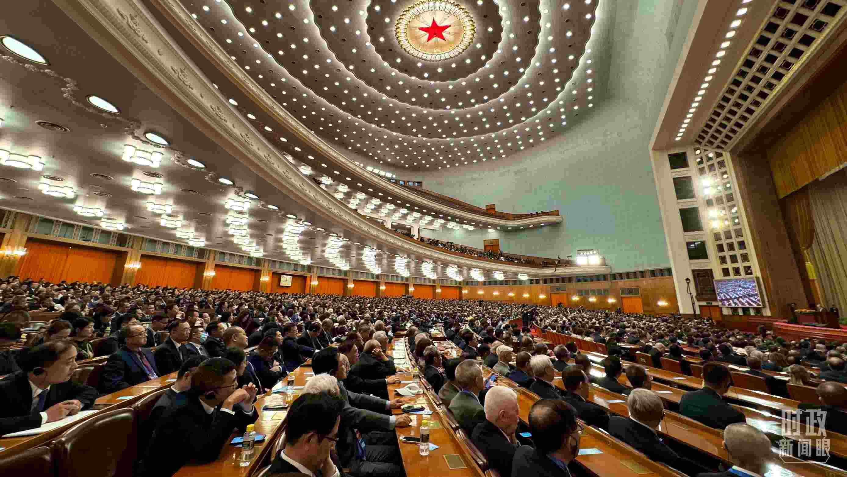  △中非合作論壇非方成員國國家元首、政府首腦、代表團團長及國際和地區(qū)組織負責(zé)人等中外各界人士3200余人出席開幕式。（總臺央視記者蔣碩拍攝）