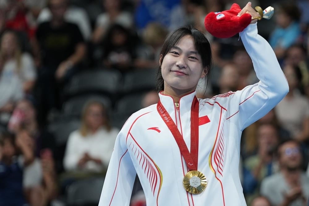 9月4日，蔣裕燕在巴黎殘奧會(huì)游泳女子100米自由泳S7級(jí)頒獎(jiǎng)儀式上。新華社記者 熊琦 攝