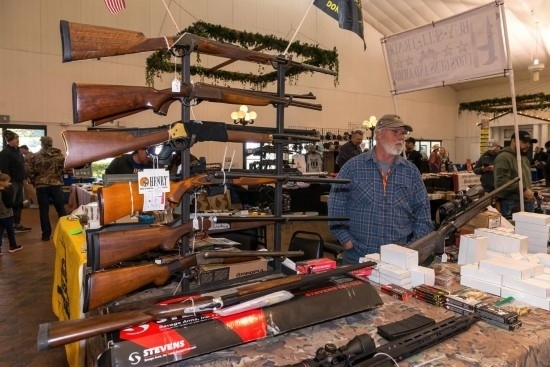 這是2022年1月22日在美國(guó)達(dá)拉斯槍展上拍攝的槍支。新華社發(fā)（李琳攝）