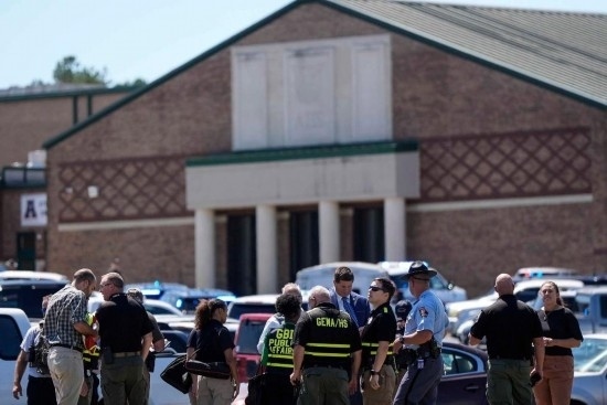 9月4日，在美國(guó)佐治亞州巴羅縣溫德市，警察聚集在發(fā)生槍擊事件的阿巴拉契高中外。新華社/美聯(lián)