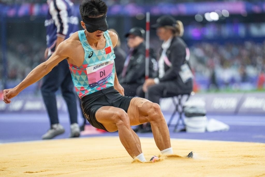 8月30日，邸東東在巴黎殘奧會(huì)田徑男子跳遠(yuǎn)T11級(jí)決賽中試跳。新華社記者 黃偉 攝