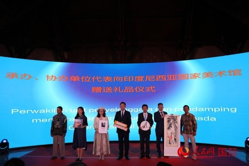 在展覽開幕式現(xiàn)場(chǎng)，本次展覽的承辦、協(xié)辦單位代表向印尼國(guó)家美術(shù)館贈(zèng)送禮品。人民網(wǎng)記者 曹師韻攝