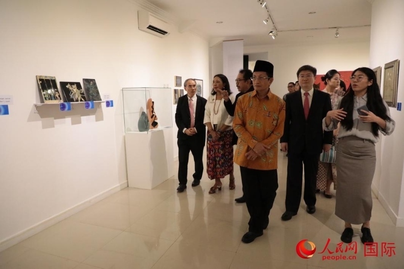 參加開幕式的嘉賓參觀展覽。人民網(wǎng)記者曹師韻攝