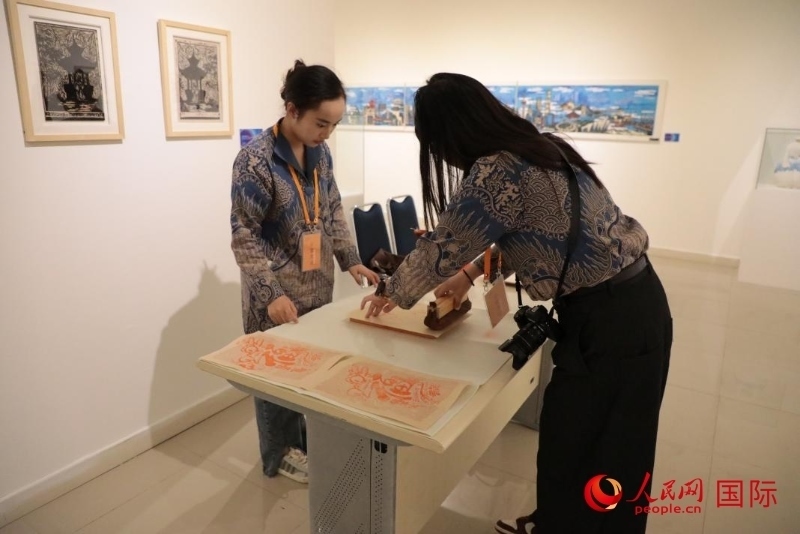展覽現(xiàn)場(chǎng)的拓印技藝體驗(yàn)工坊。人民網(wǎng)記者曹師韻攝