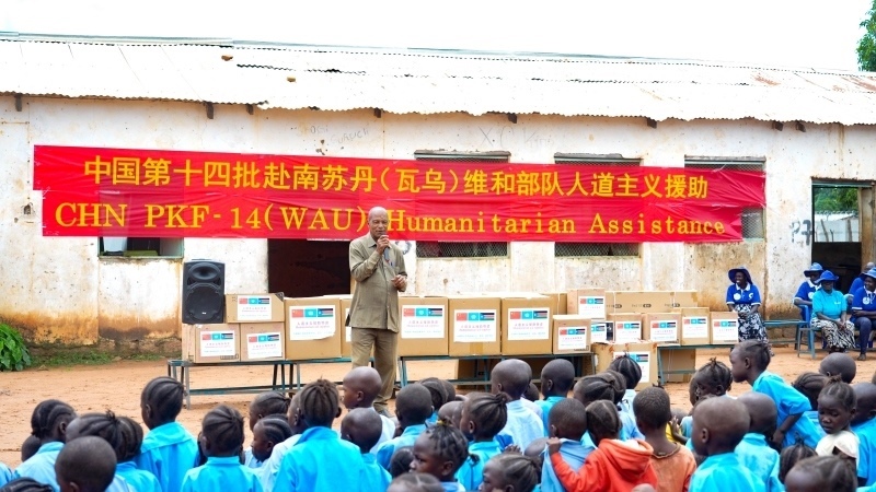 當(dāng)?shù)卣砀屑ぶ袊?guó)官兵。王軍杰攝