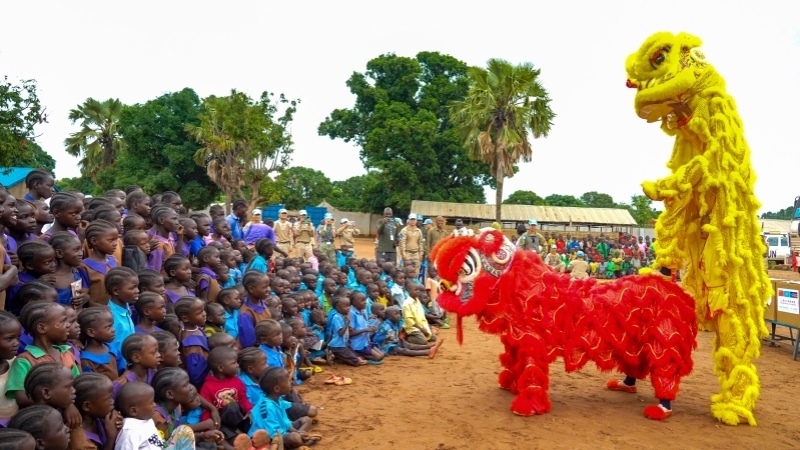 舞獅活動(dòng)引發(fā)現(xiàn)場(chǎng)熱烈掌聲。謝坤攝