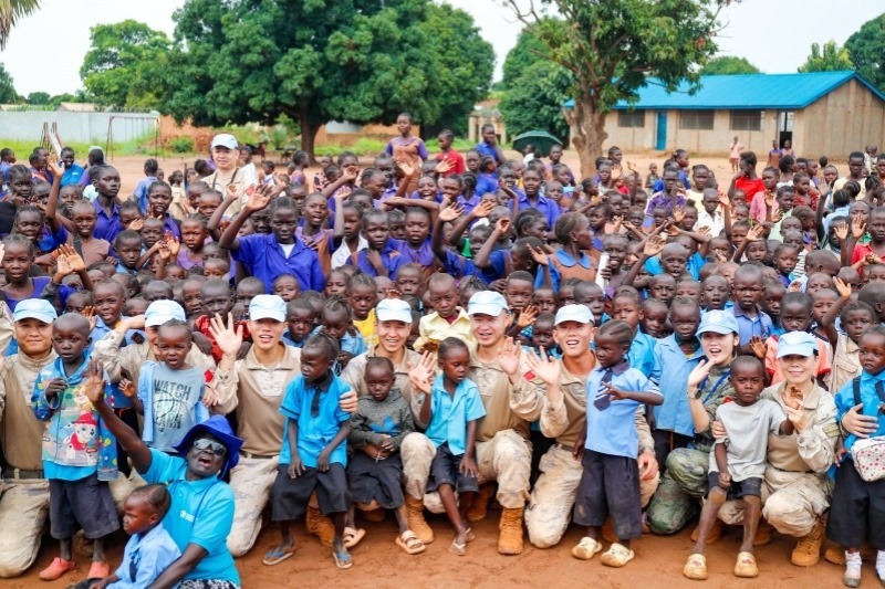 維和官兵與學(xué)生進(jìn)行合影。殷亦豪攝