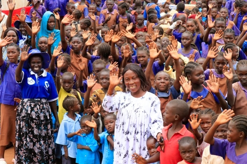 學(xué)校師生送別維和官兵。王軍杰攝