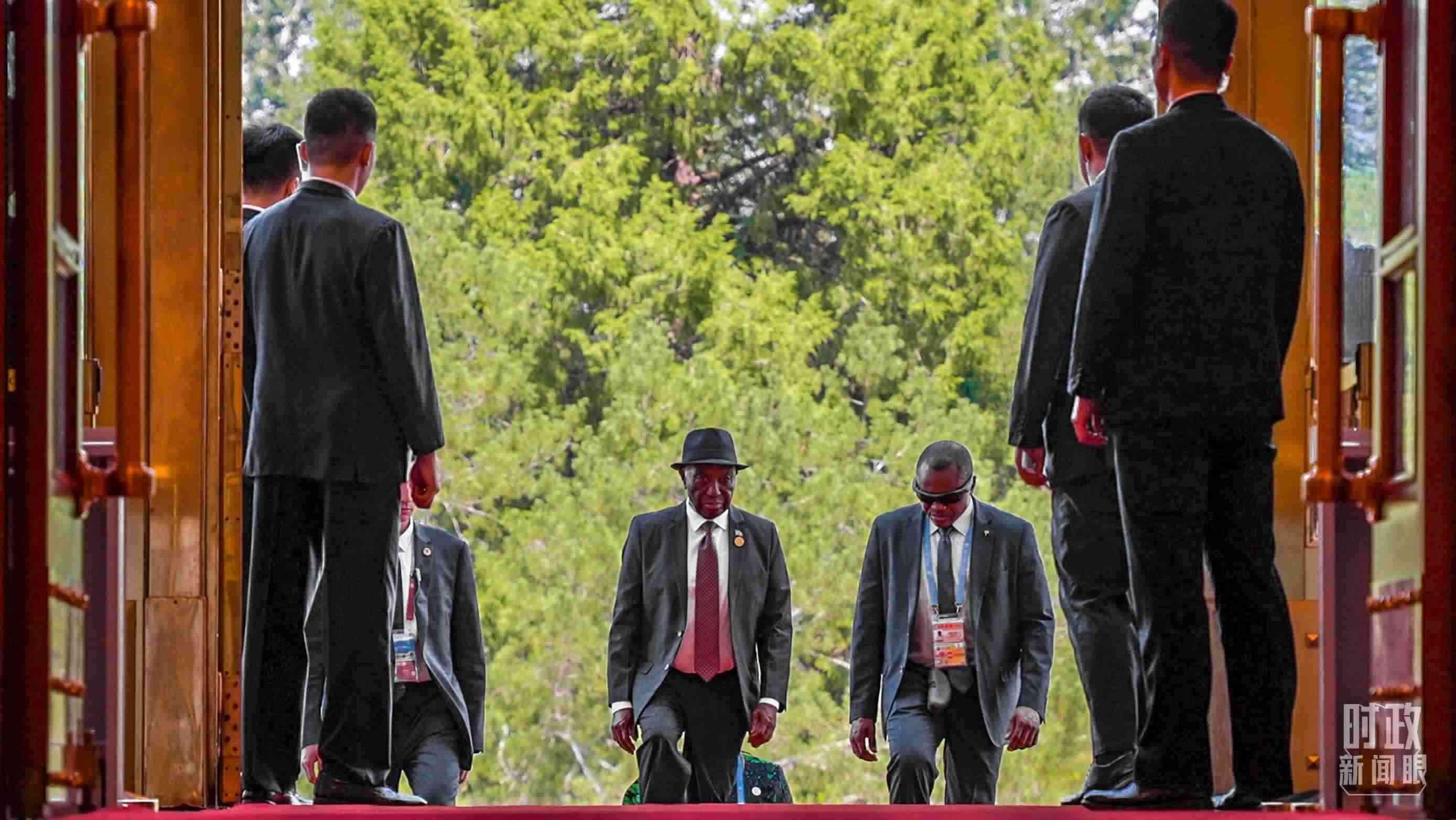 利比里亞總統(tǒng)博阿凱步入人民大會堂。（總臺央視記者蔣碩拍攝）