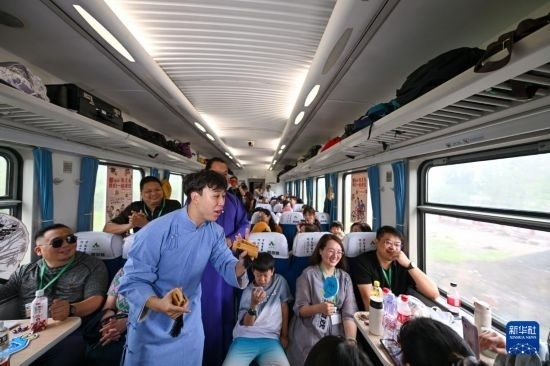 9月7日，相聲演員在S910列車上為旅客表演快板。