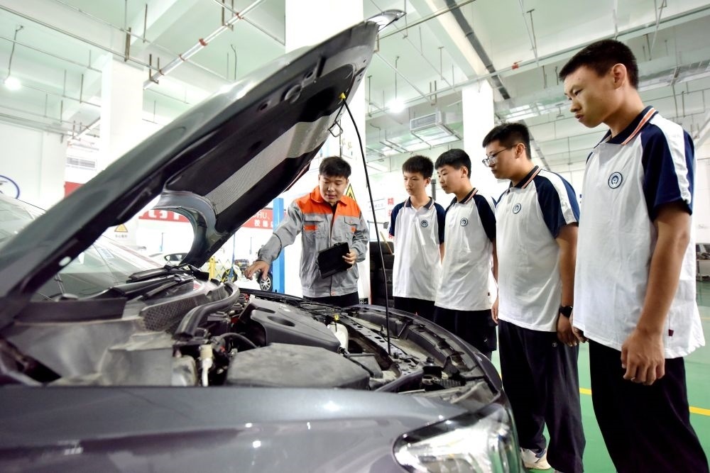 2024年6月7日，河北省邢臺(tái)市威縣職業(yè)技術(shù)教育中心教師在指導(dǎo)學(xué)生學(xué)習(xí)汽車(chē)維修技術(shù)。新華社記者 王曉 攝