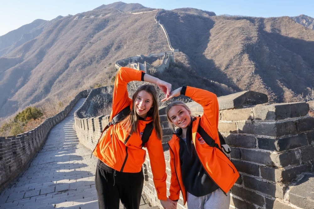 2024年3月20日，美國(guó)華盛頓州中學(xué)生代表團(tuán)的成員在北京慕田峪長(zhǎng)城留影。新華社記者 殷剛 攝