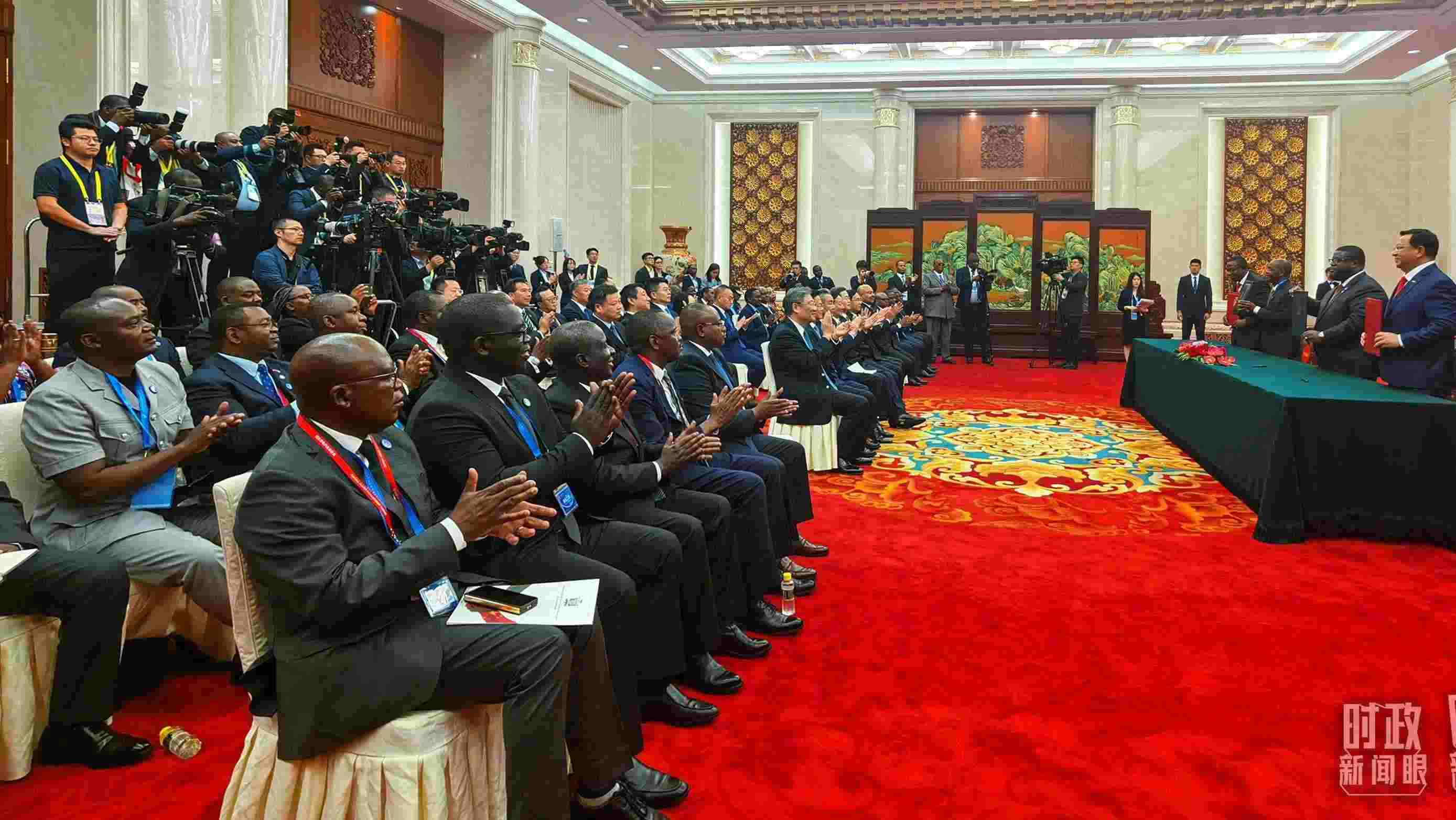 《坦贊鐵路激活項目諒解備忘錄》簽署現(xiàn)場。（總臺央視記者曹亞星拍攝）