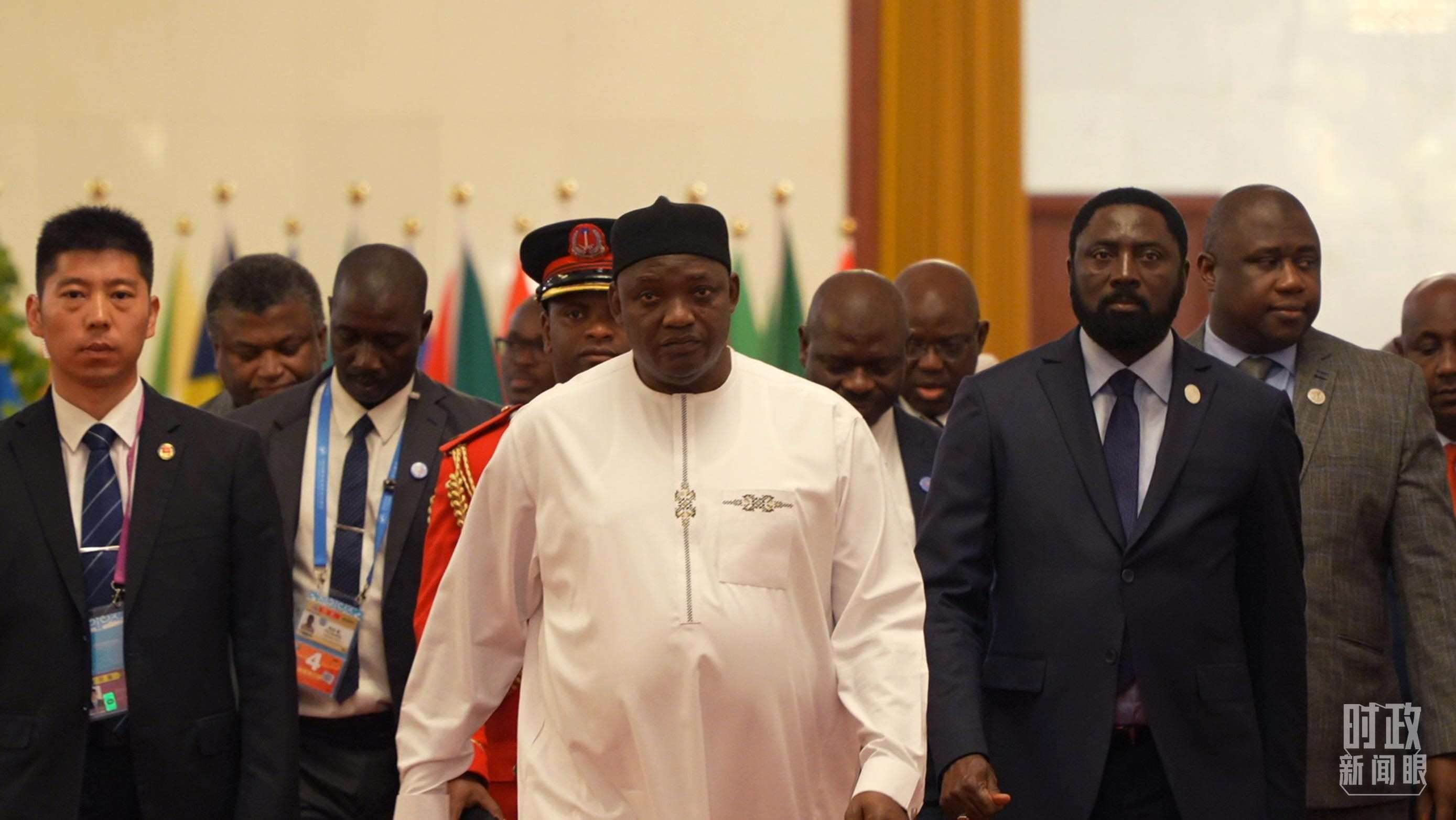 岡比亞總統(tǒng)巴羅走向會見廳。（總臺央視記者蔣碩拍攝）