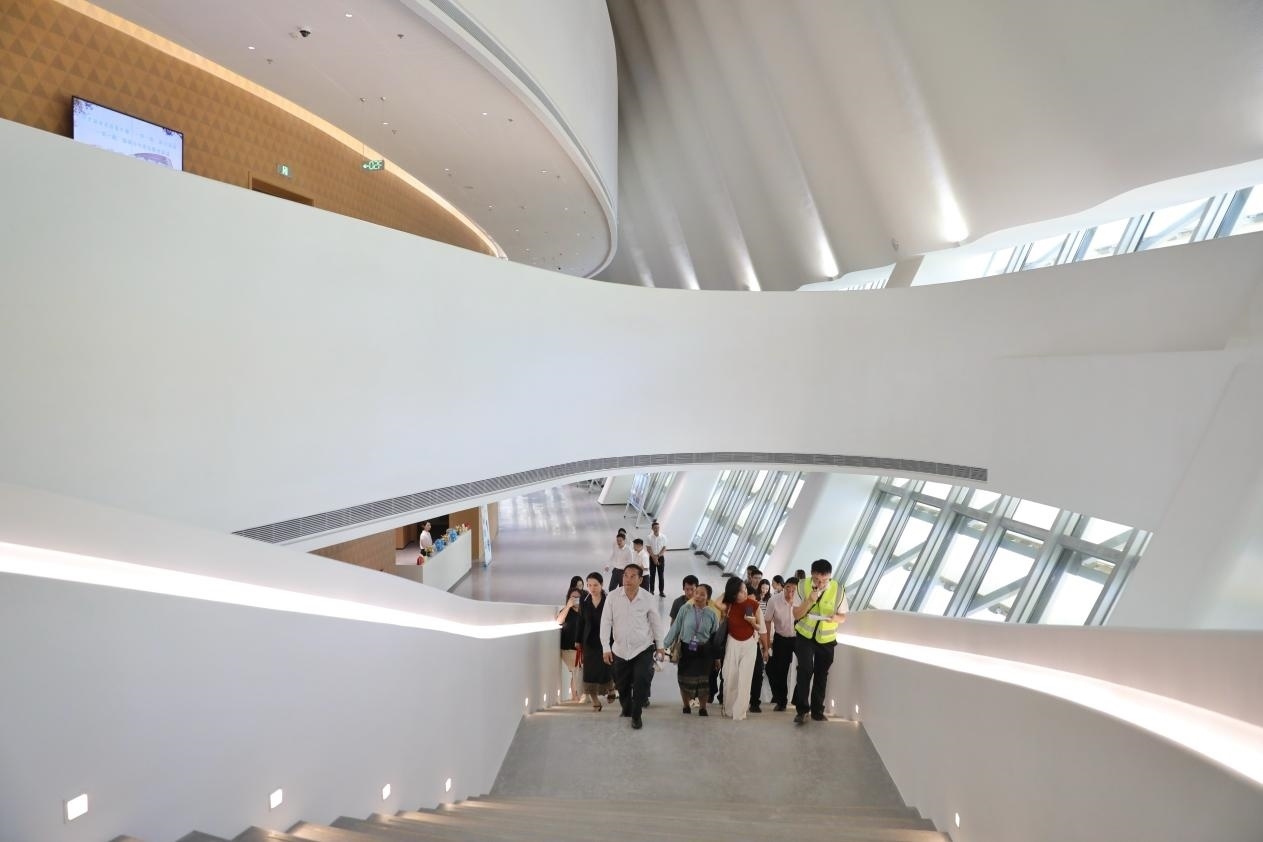 亞洲媒體考察團(tuán)正在上樓。《中國(guó)經(jīng)濟(jì)周刊》記者 肖翊攝