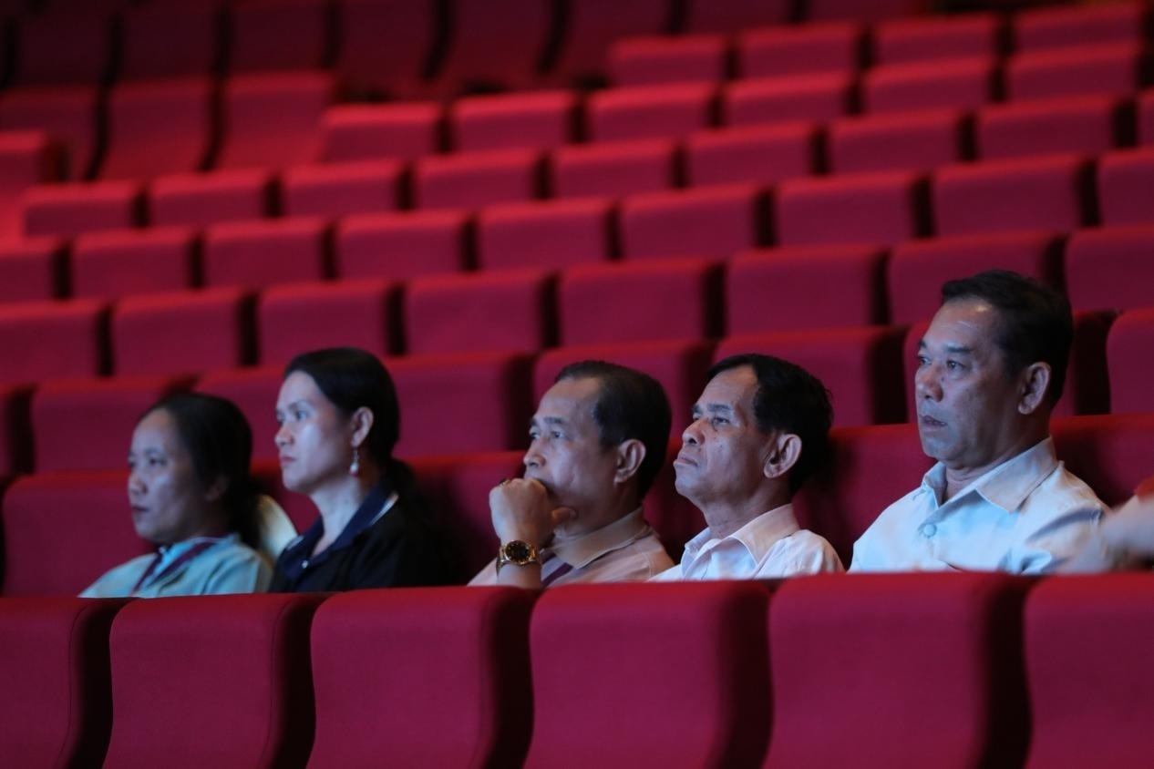 亞洲媒體考察團(tuán)在觀眾席就座?！吨袊?guó)經(jīng)濟(jì)周刊》記者 肖翊攝