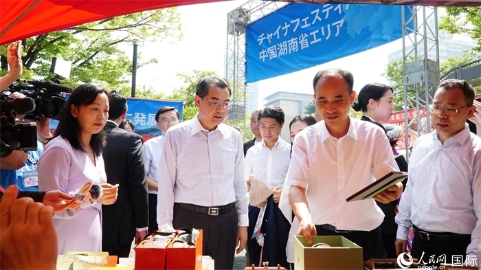 湖南展位工作人員向中國駐日本大使吳江浩介紹特色文創(chuàng)產品。人民網 蔣曉辰攝