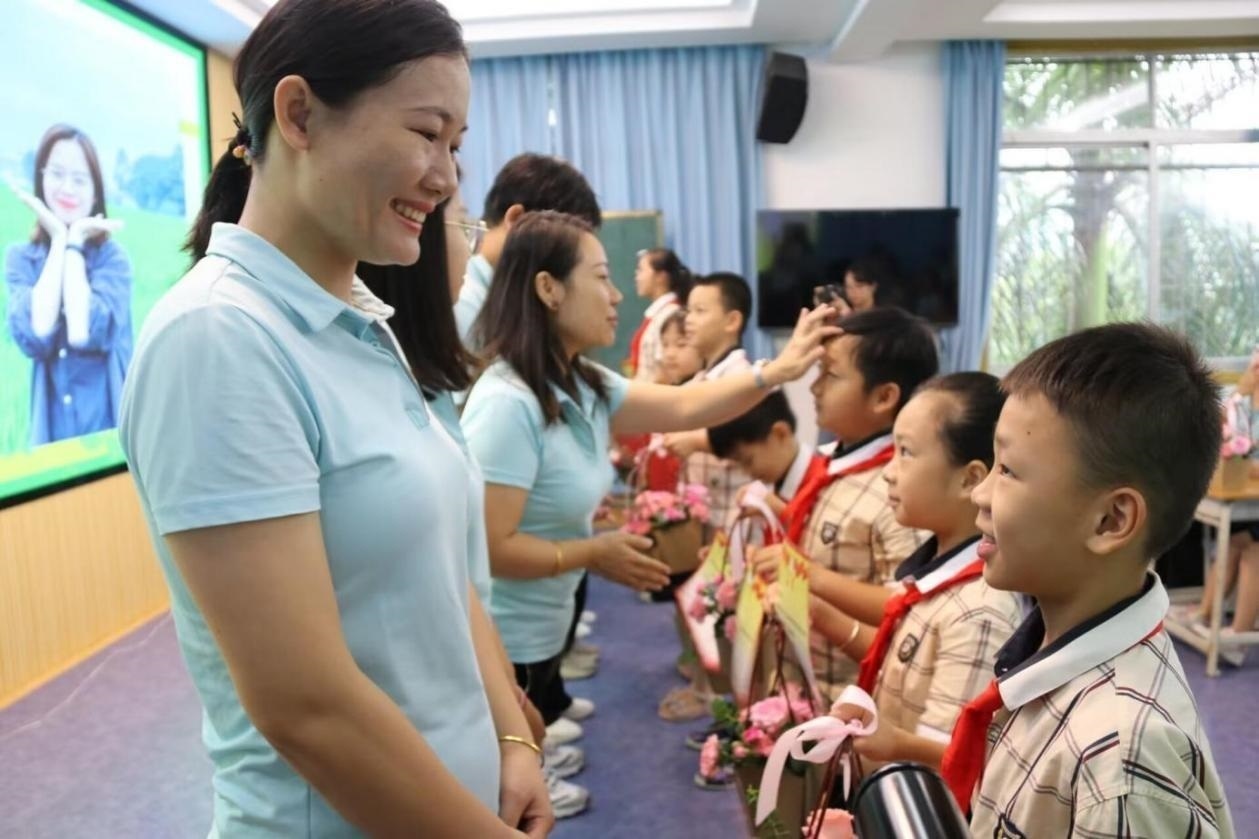 2023年教師節(jié)前，廣西南寧一所學(xué)校，學(xué)生向老師獻(xiàn)上鮮花、賀卡。